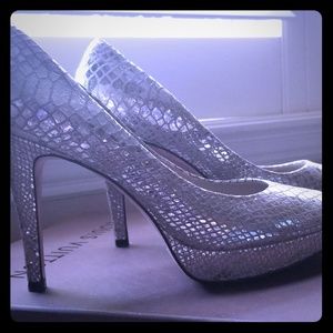 White House | Black Market size 8M Heels
